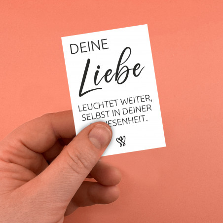 "Deine Liebe leuchtet weiter, selbst in deiner Abwesenheit" – Traueraufkleber für liebevolle Erinnerungen
