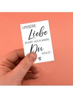 "Unsere Liebe bleibt, auch wenn du fehlst" – Traueraufkleber für liebevolle Erinnerungen