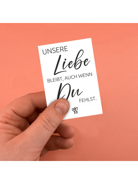 "Unsere Liebe bleibt, auch wenn du fehlst" – Traueraufkleber für liebevolle Erinnerungen "Unsere Liebe bleibt, auch wenn du fehlst" – Traueraufkleber für liebevolle Erinnerungen