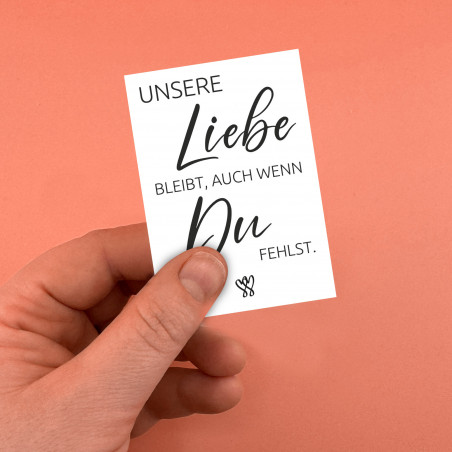 "Unsere Liebe bleibt, auch wenn du fehlst" – Traueraufkleber für liebevolle Erinnerungen