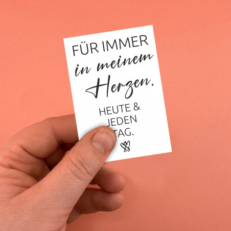 „Für immer in meinem Herzen“ – Traueraufkleber für liebevolle Erinnerungen